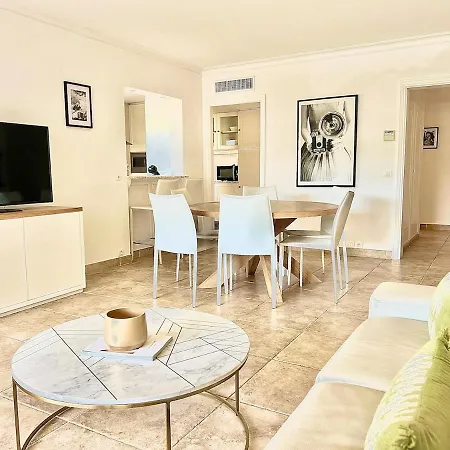 Luxurious 2-bedroom Pointe Croisette, Sea View, Private Parking Lejlighed