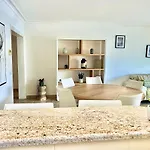 Apartman Luxurious 2-bedroom Pointe Croisette, Sea View, Private Parking Cannes