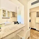 Apartman Luxurious 2-bedroom Pointe Croisette, Sea View, Private Parking