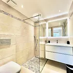 Apartman Luxurious 2-bedroom Pointe Croisette, Sea View, Private Parking