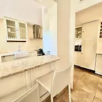 Apartman Luxurious 2-bedroom Pointe Croisette, Sea View, Private Parking Cannes