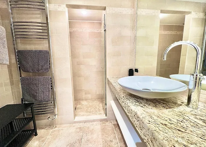 Luxurious 2-bedroom Pointe Croisette, Sea View, Private Parking *